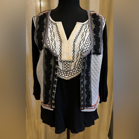 Gimmicks by BKE hook and eye closure vest M - Picture 7 of 7